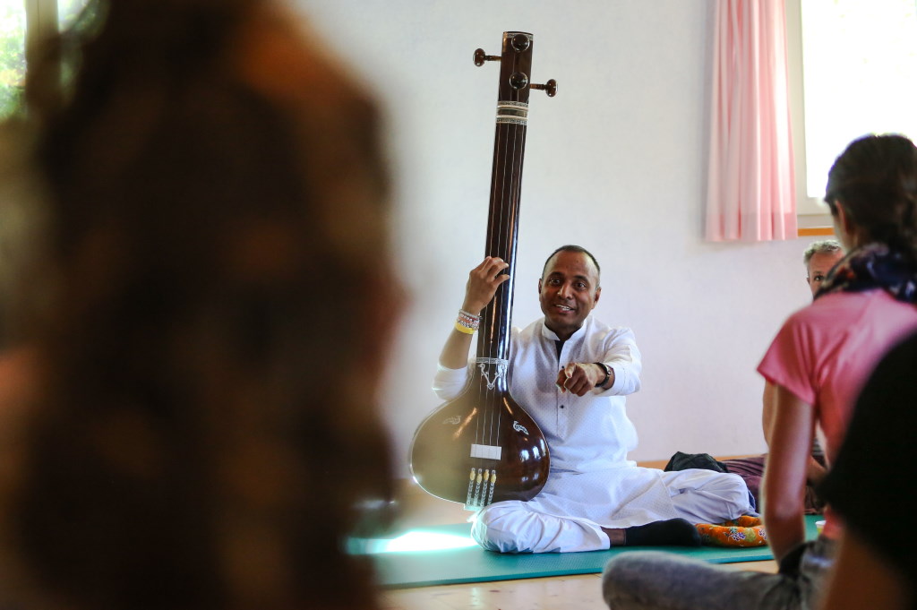 Musiker mit Tanpura beim Summer of Love Yogafestival