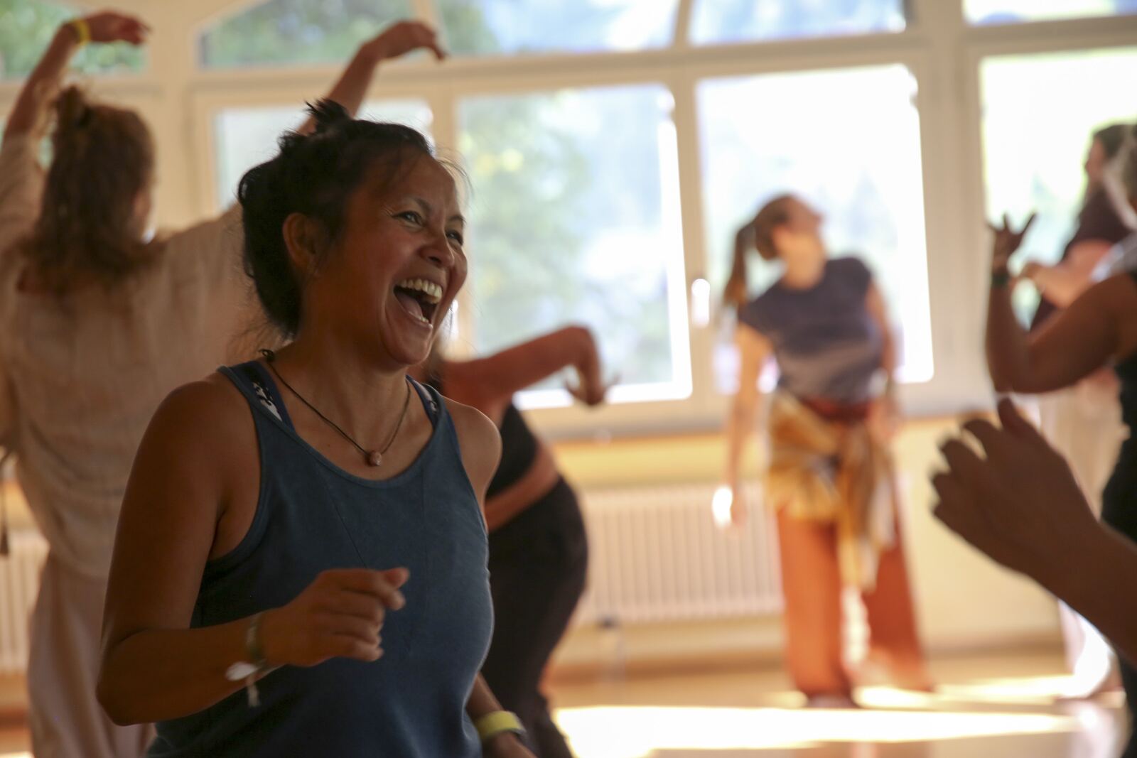 Teilnehmerin in Bewegung beim Summer of Love Yogafestival