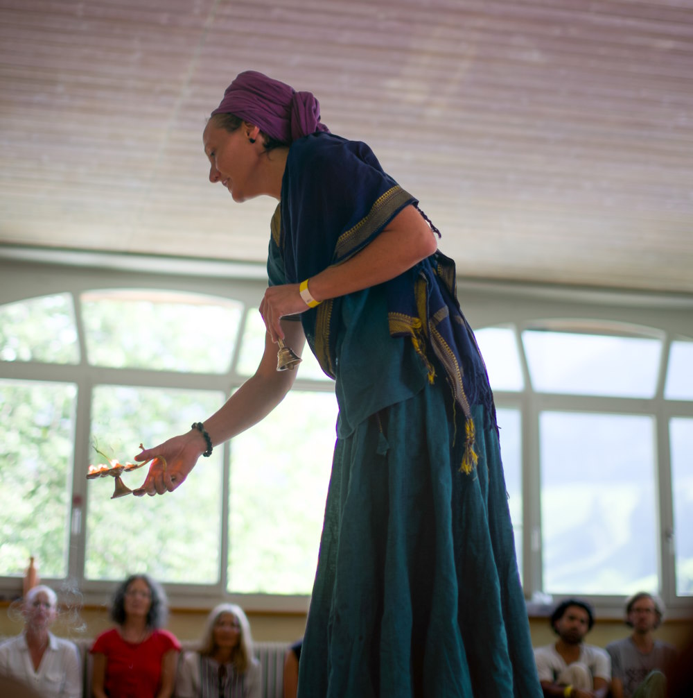 Ritual mit Glocke und Licht beim Summer of Love Yogafestival